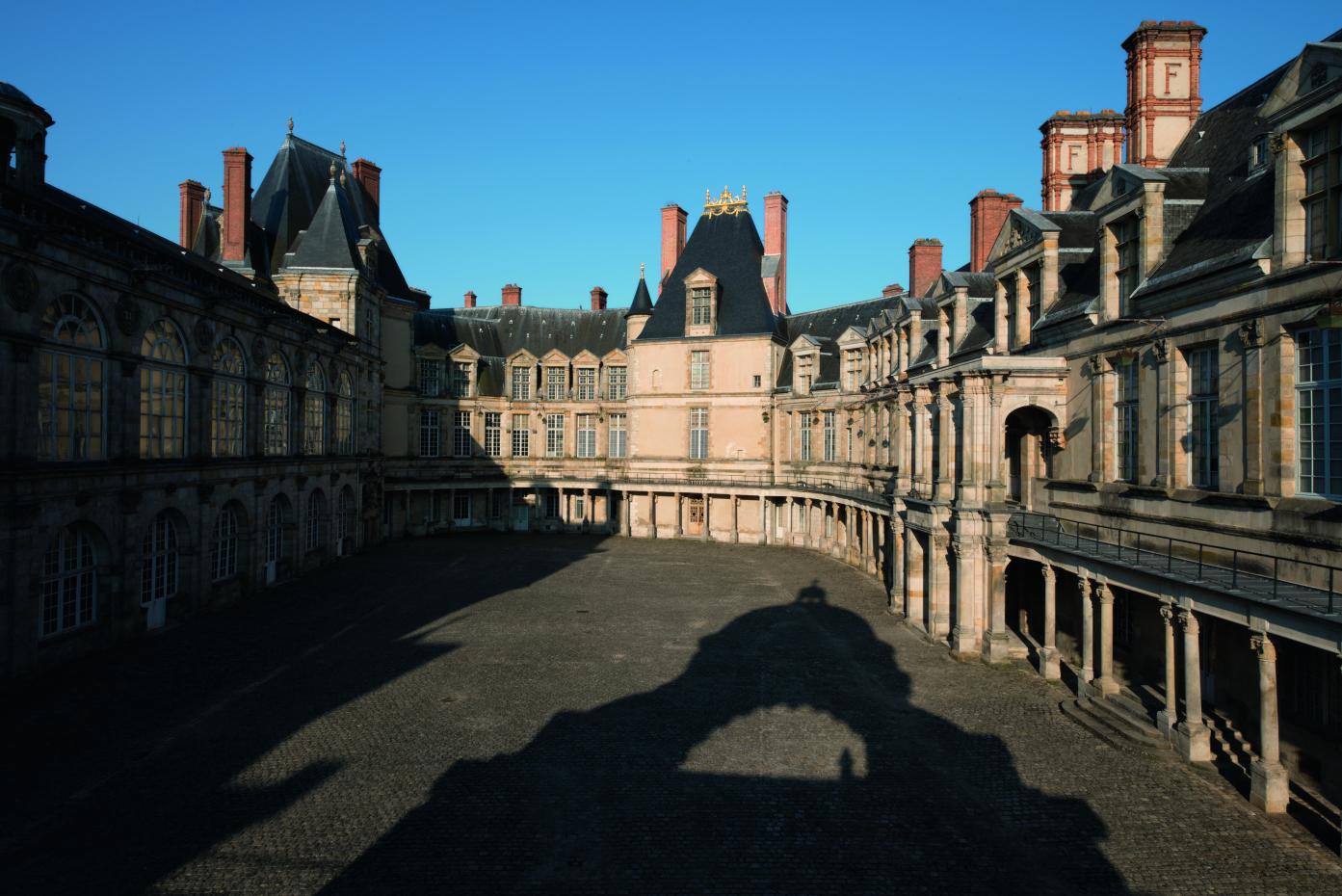 Vue de la cour Ovale et du donjon depuis la porte du Baptistère.