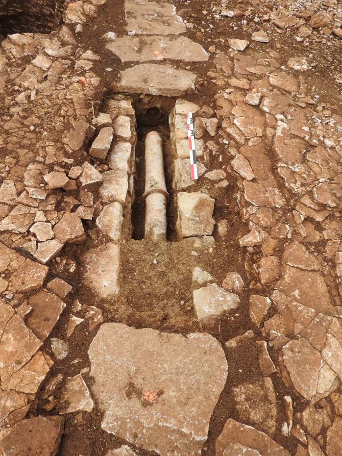 Système d’adduction d’eau sophistiqué, captant l’eau d’une source située en dehors du village, mis en place au XIIIe siècle. 