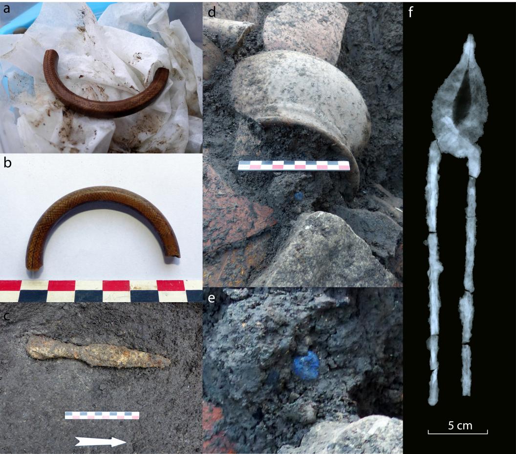 Demi-bracelet en ivoire (a et b) ; pointe de javelot (c) ; bleu égyptien (d et e) et pince de forgeron révélée grâce à la radiographie de sa gangue de corrosion (f).