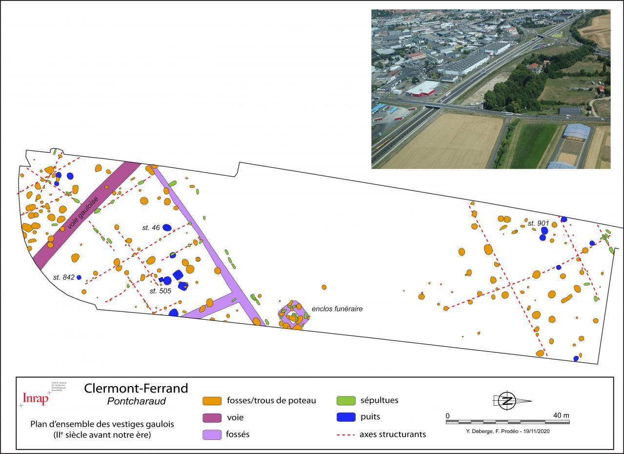 Distribution des puits au sein des vestiges gaulois sur le secteur de Pontcharaud. En vignette, une vue aérienne de la fouille depuis le sud.