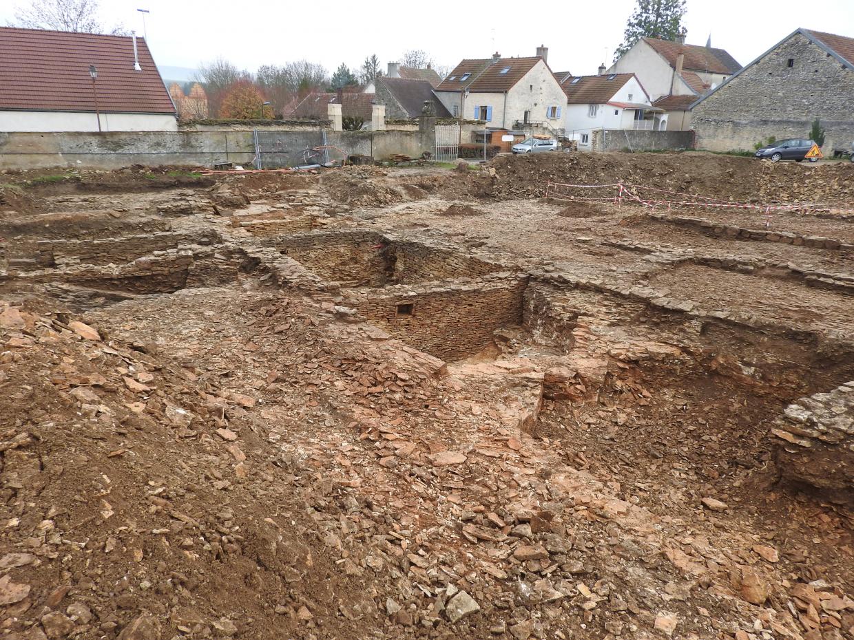 Les caves creusées dans le substrat calcaire et agrémentées de niches. Avec leurs murs montés en petits moellons équarris, ou taillées directement dans la roche, elles témoignent de la présence de bâtiments le long d’un axe nord-sud. 