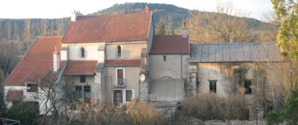 L’église du prieuré, édifiée vers la fin du Xe siècle, est aujourd’hui divisée en appartements individuels.