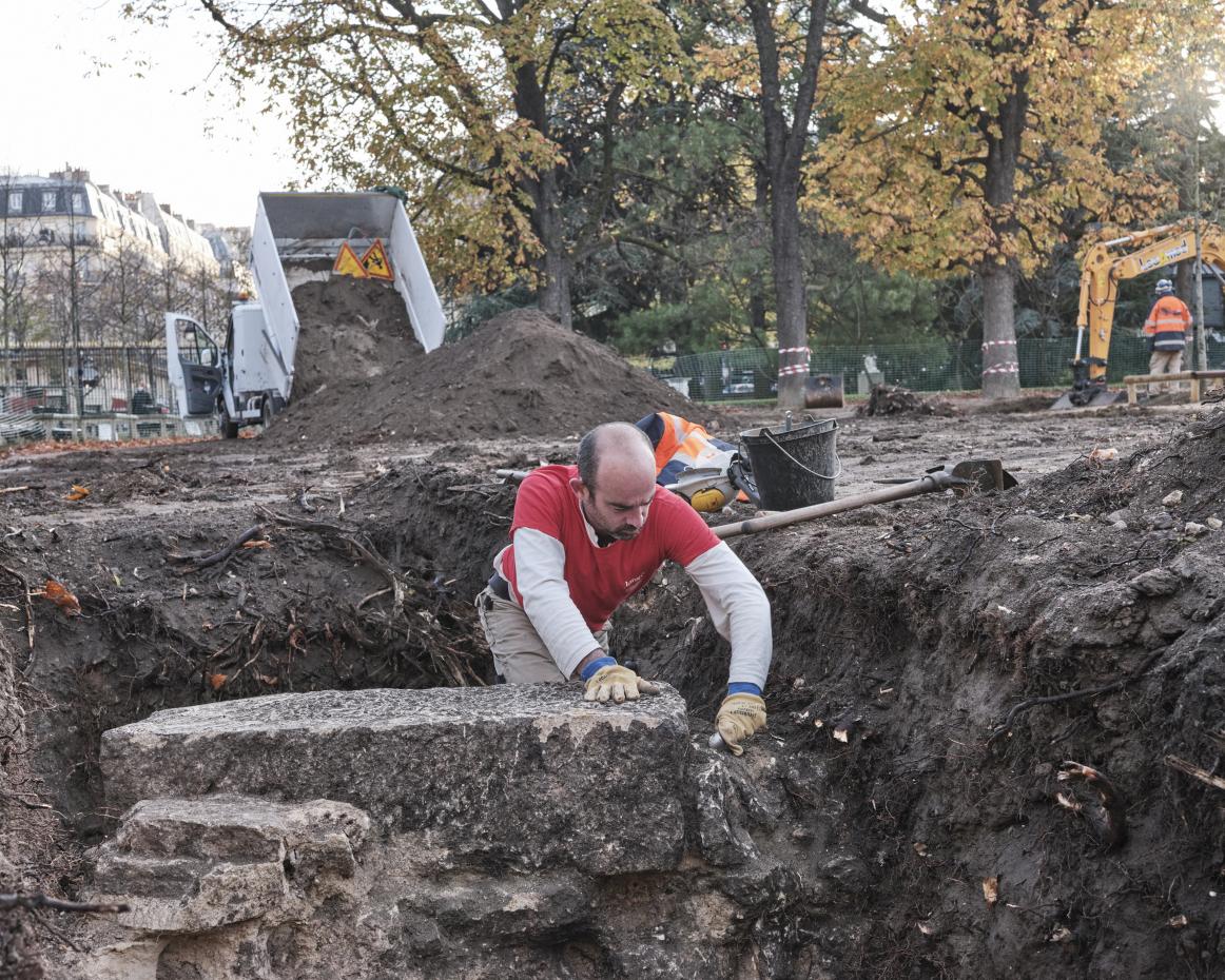 Dégagement et nettoyage d’une maçonnerie antique appartenant à la trame urbaine de Lutèce.