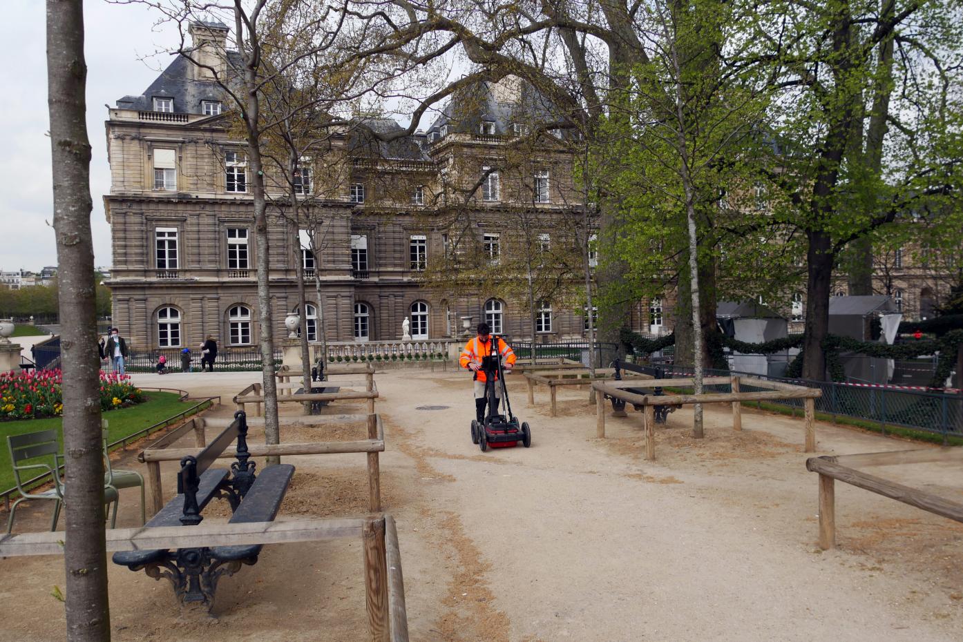 Test de prospection géophysique utilisant la méthode radar, entre le Kiosque à musique et la Fontaine Médicis.