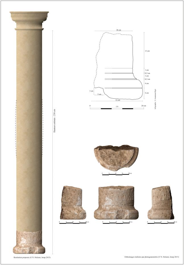 À gauche, la restitution par photogrammétrie d’une colonne du portique du grand bâtiment d’après la base coupée en deux (à droite en haut et au milieu) découverte dans une fosse. À droite en bas, trois images de cette base.